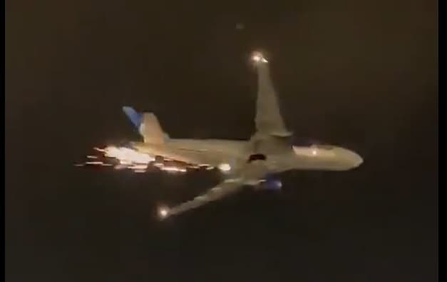 Avión de United con más de 250 pasajeros aterriza de emergencia en aeropuerto de Newark