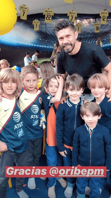 Mateo, sus hermanos y sus amiguitos posaron todos en compañía del delantero en el Club América. ¡Se ve que la pasaron muy bien!