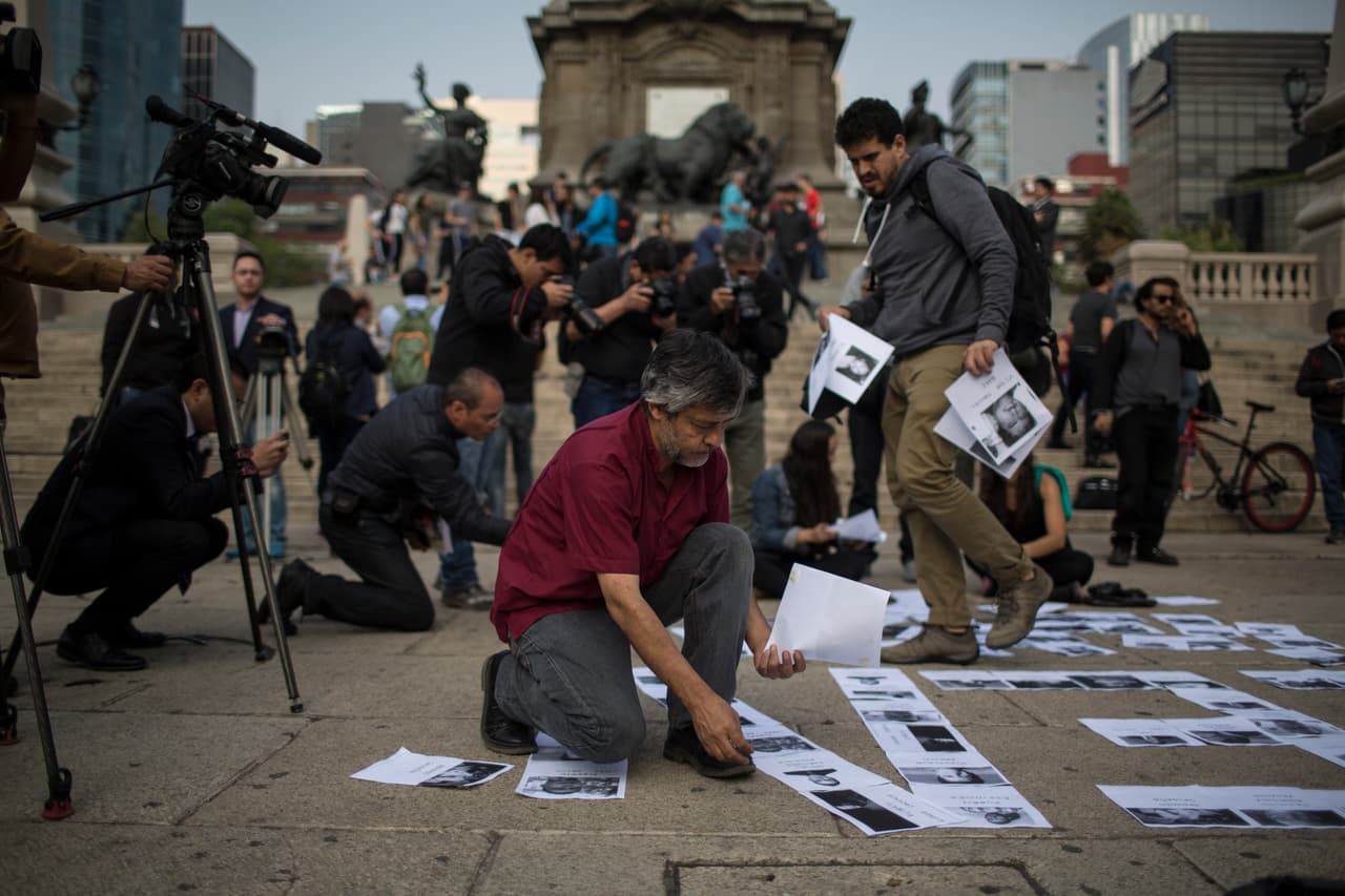 "No hablamos solo de narcotráfico, una de nuestras acechanzas más feroces. Hablamos también de cómo nos acecha el gobierno. De cómo vivimos en una redacción infiltrada por el narco, al lado de algún compañero en quien no puedes confiar porque quizá sea el que pasa informes al gobierno o los delincuentes", dijo Javier Valdez en entrevista con 
<b><a href="http://www.jornada.unam.mx/ultimas/2017/05/15/asesinan-a-javier-valdez-corresponsal-de-la-jornada-en-sinaloa" target="_blank">La Jornada en octubre de 2016.</a></b>