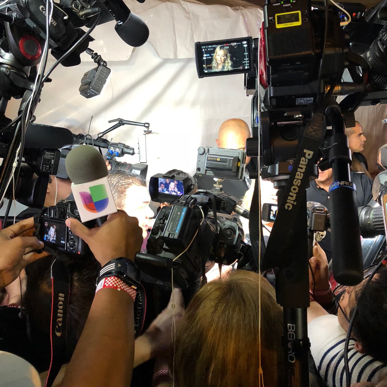 La cantante dejó muy en claro que "el que nada debe, nada teme" y declaró que no pondrá una demanda en contra de las hijas de su tío,
<b>Lupillo Rivera</b>.