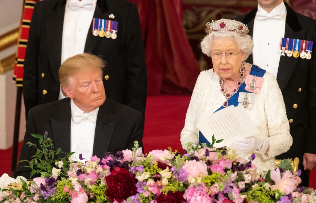 Donald Trump llamó a la reina Isabel 
<b>"una gran mujer"</b> y describió cómo fue estar sentado a su lado durante un banquete oficial en el palacio de Buckingham.