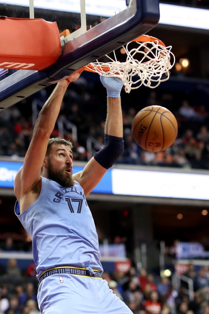 El poste lituano, canjeado la campaña pasada desde los 
<b>Toronto Raptors</b> 
<b>Jonas Valanciunas</b> decidió quedarse con los 
<b>Memphis Grizzlies</b> después de firmar un acuerdo por tres temporadas y 45 millones de dólares.