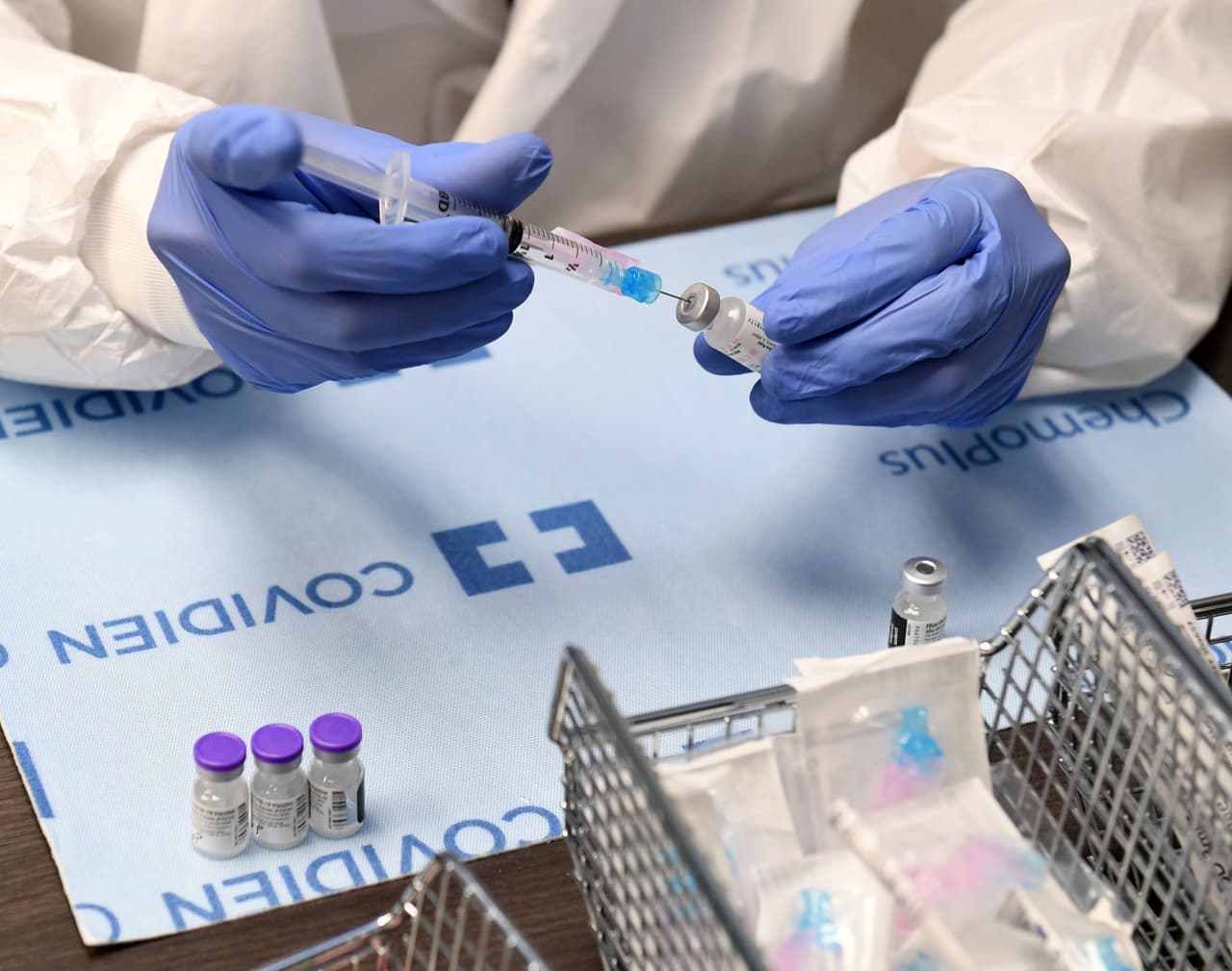 Más dosis en camino: la vacuna de Moderna es evaluada este jueves por expertos y se espera que la FDA la apruebe pronto