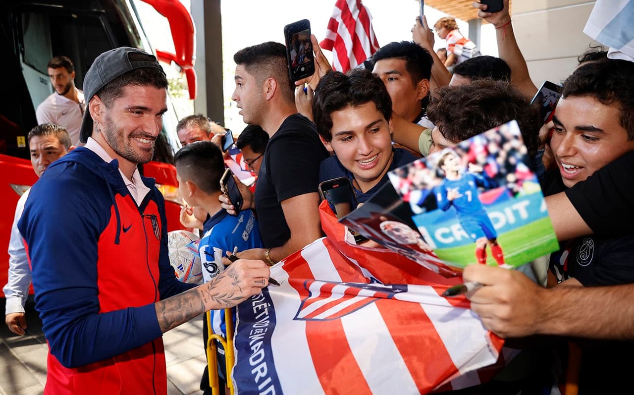 Atlético de Madrid desata locura de los fans en su llegada a México