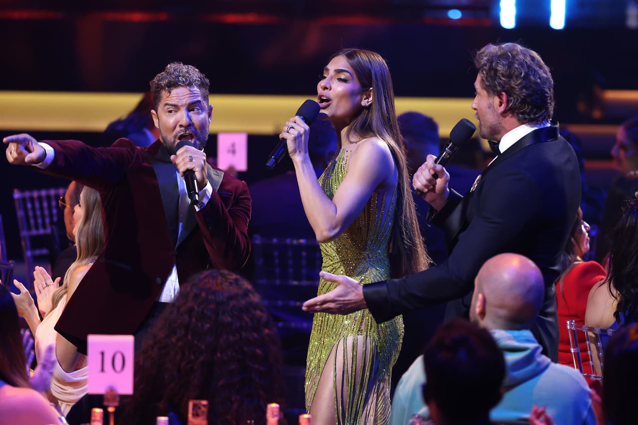 El diseño, que brillaba gracias a las lentejuelas, encantó a sus fans en redes sociales. Junto a esta prenda optó por llevar el cabello suelto.