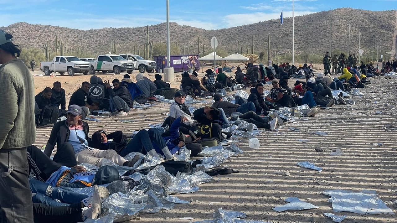 Algunos llevan hasta cuatro días esperando su turno pegados al muro fronterizo, en medio de clima extremo de esta remota región en Arizona, que por las tardes suele ser muy seco y por las noches de intenso frío, según comentan los propios migrantes.
