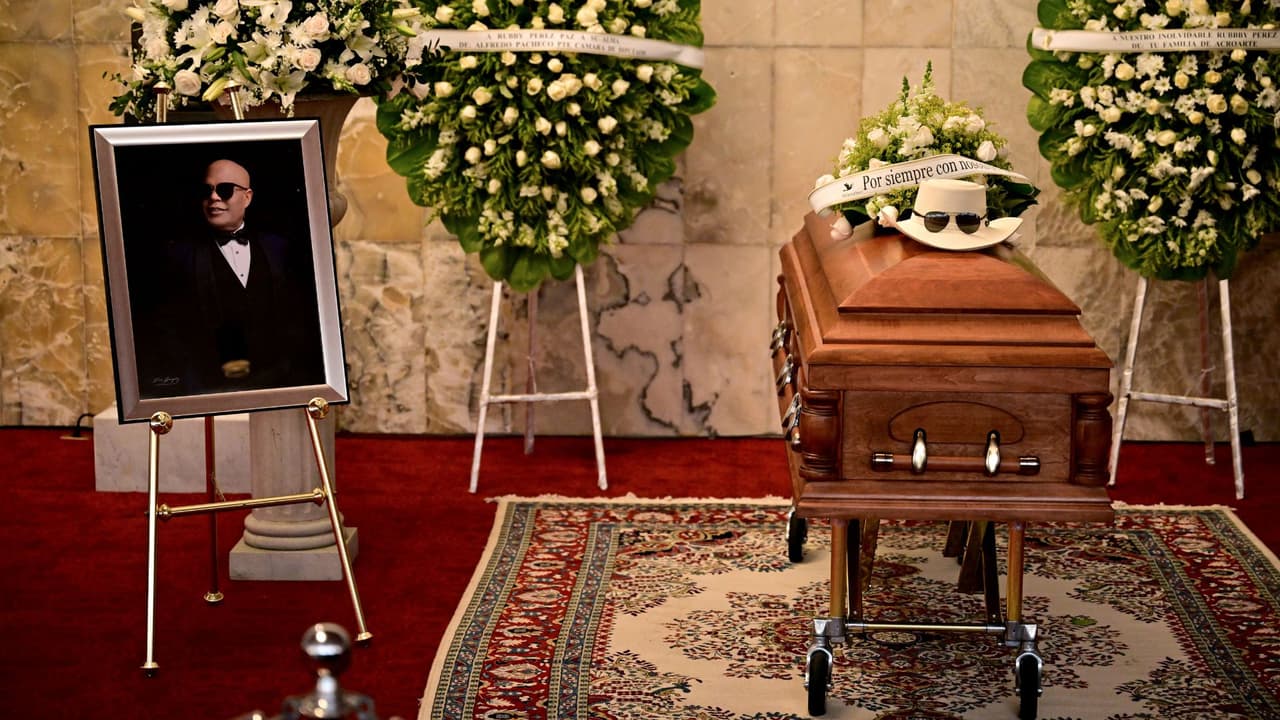 Entre lágrimas, música y dolor: imágenes del último adiós a Rubby Pérez en República Dominicana