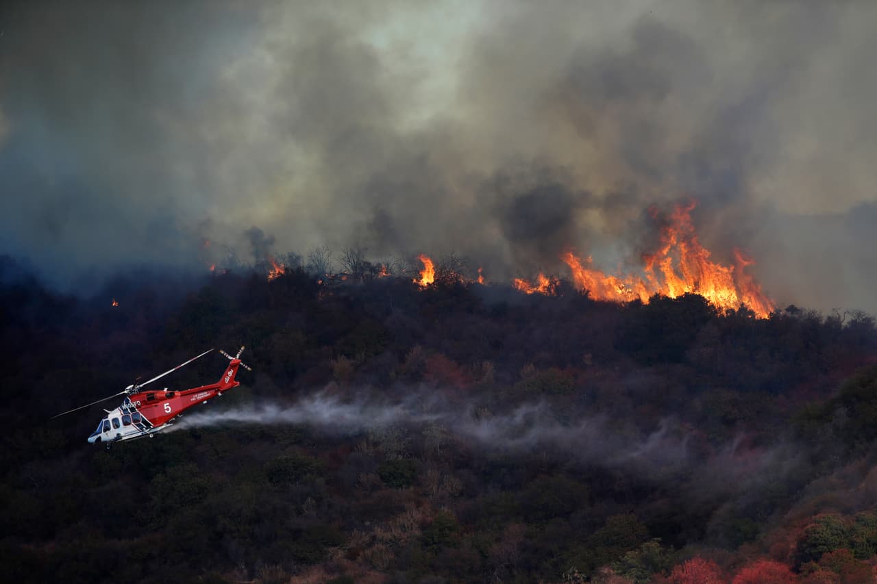 Más de 1,000 efectivos de bomberos han trabajado sin descanso en las últimas 24 horas.