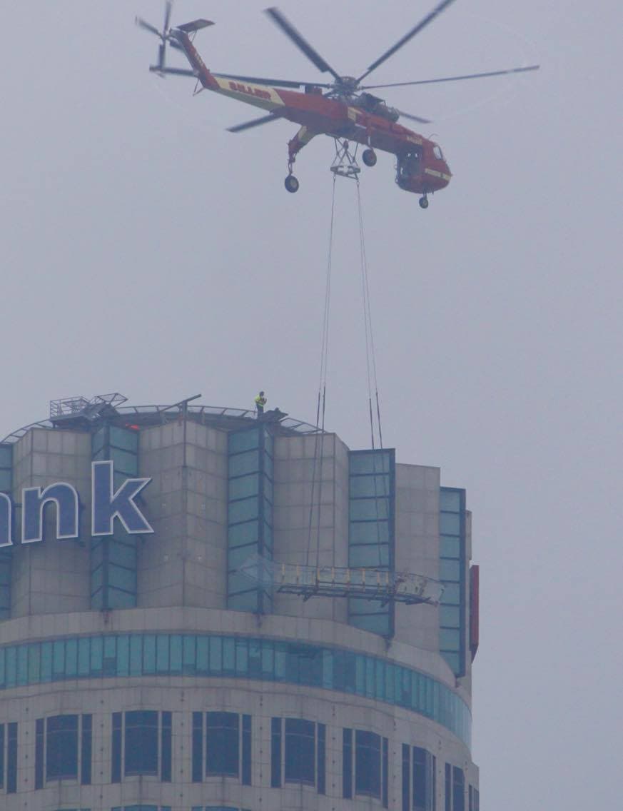 Helicóptero transporta una resbaladilla gigante hasta una torre en L.A.