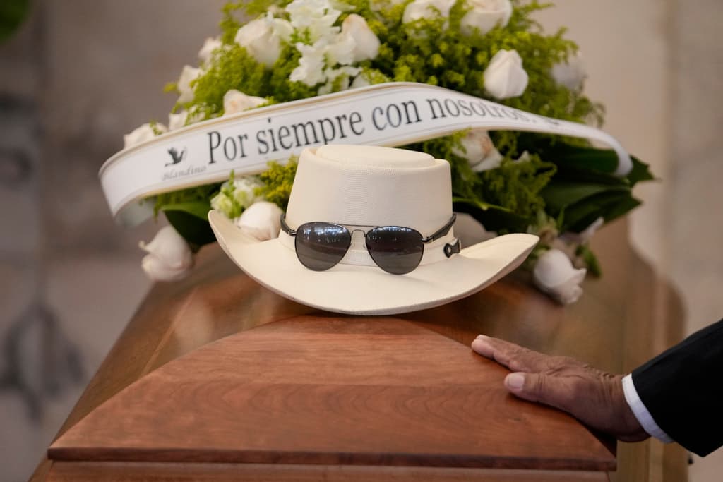 Las honras fúnebres del merenguero Rubby Pérez iniciaron a las 10:00 horas en el Teatro Nacional Eduardo Brito, donde una multitud de seguidores, amigos y personalidades se congregaron para dar el último adiós al intérprete dominicano.