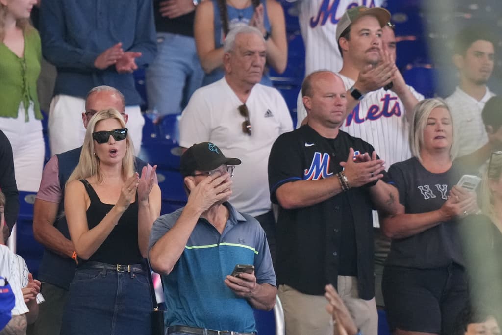 Ivanka Trump disfrutó el domingo en el estadio de los Marlins
