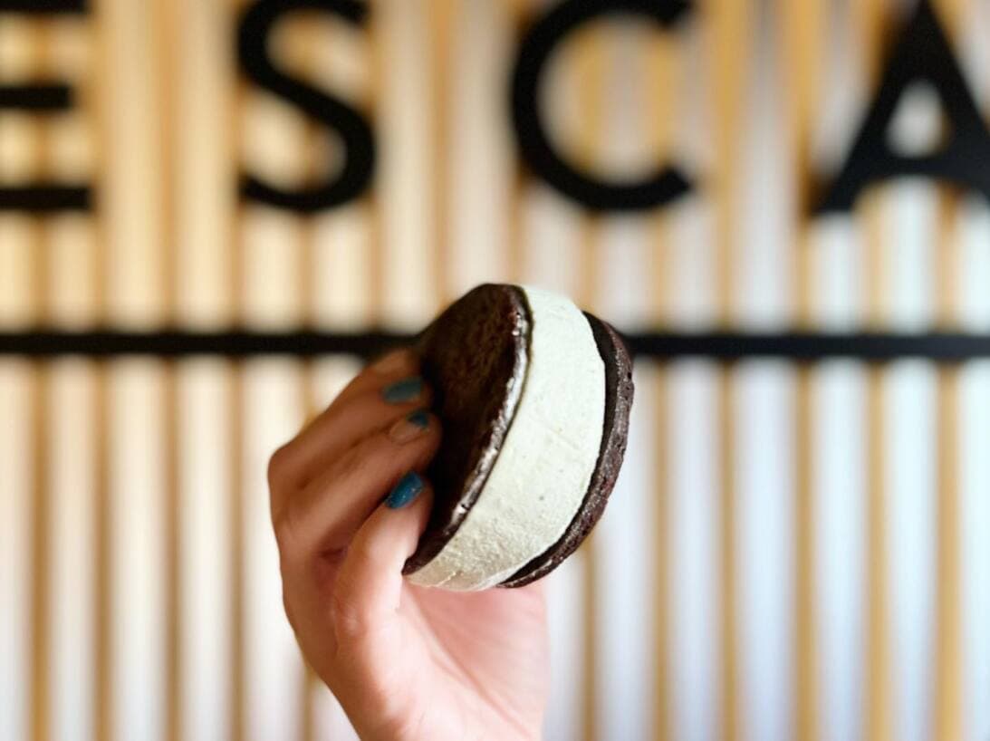 <b>Opción 2. Salgan a probar los mejores helados del área de Raleigh</b>. El verano está a la vuelta de la esquina y el fin de semana de Memorial Day te dará una buena excusa para 
<b><a href="https://www.univision.com/local/north-carolina-wuvc/mejores-helados-area-raleigh-2022-fotos">darte una pasada por los establecimientos que se precian de ofrecer los mejores helados en la ciudad</a></b>.