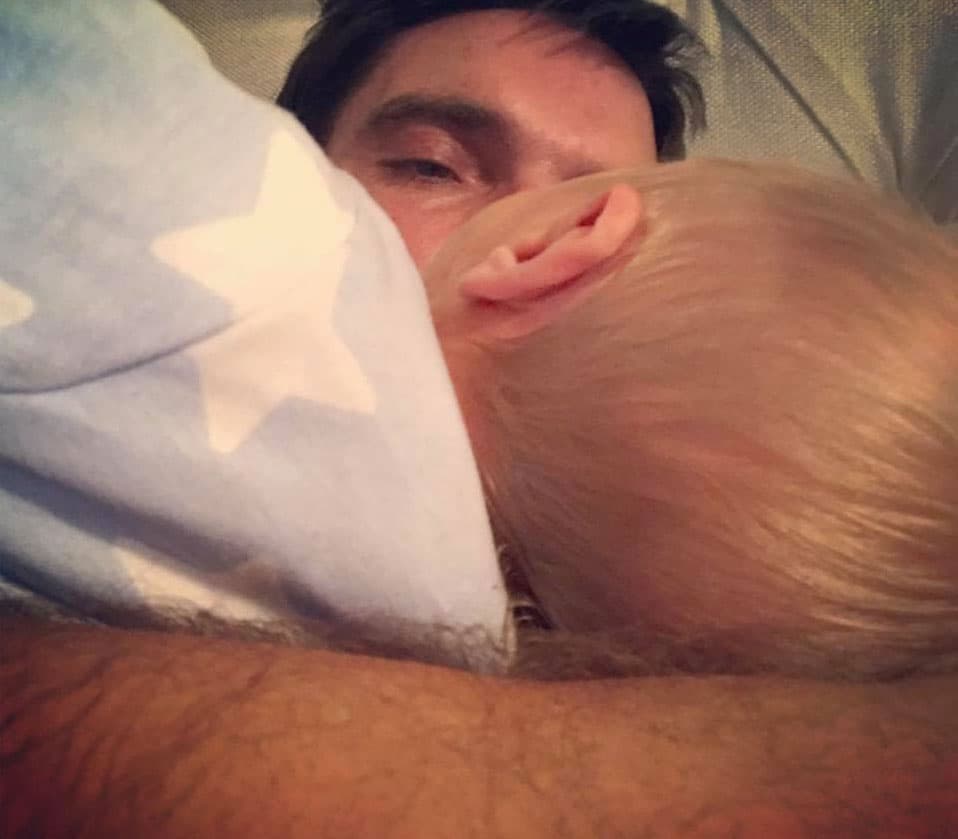 Durante el primer mes de nacimiento del bebé, Julián Gil presumía sus momentos íntimos con él.