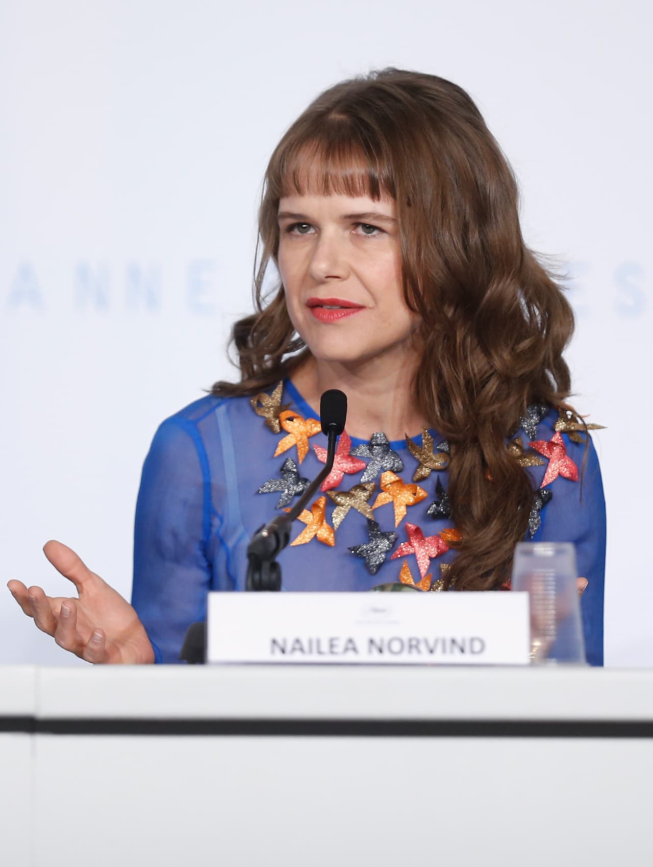 La actriz estuvo acompañada de sus coestrellas, Robin Bartlett y Sarah Sutherland.