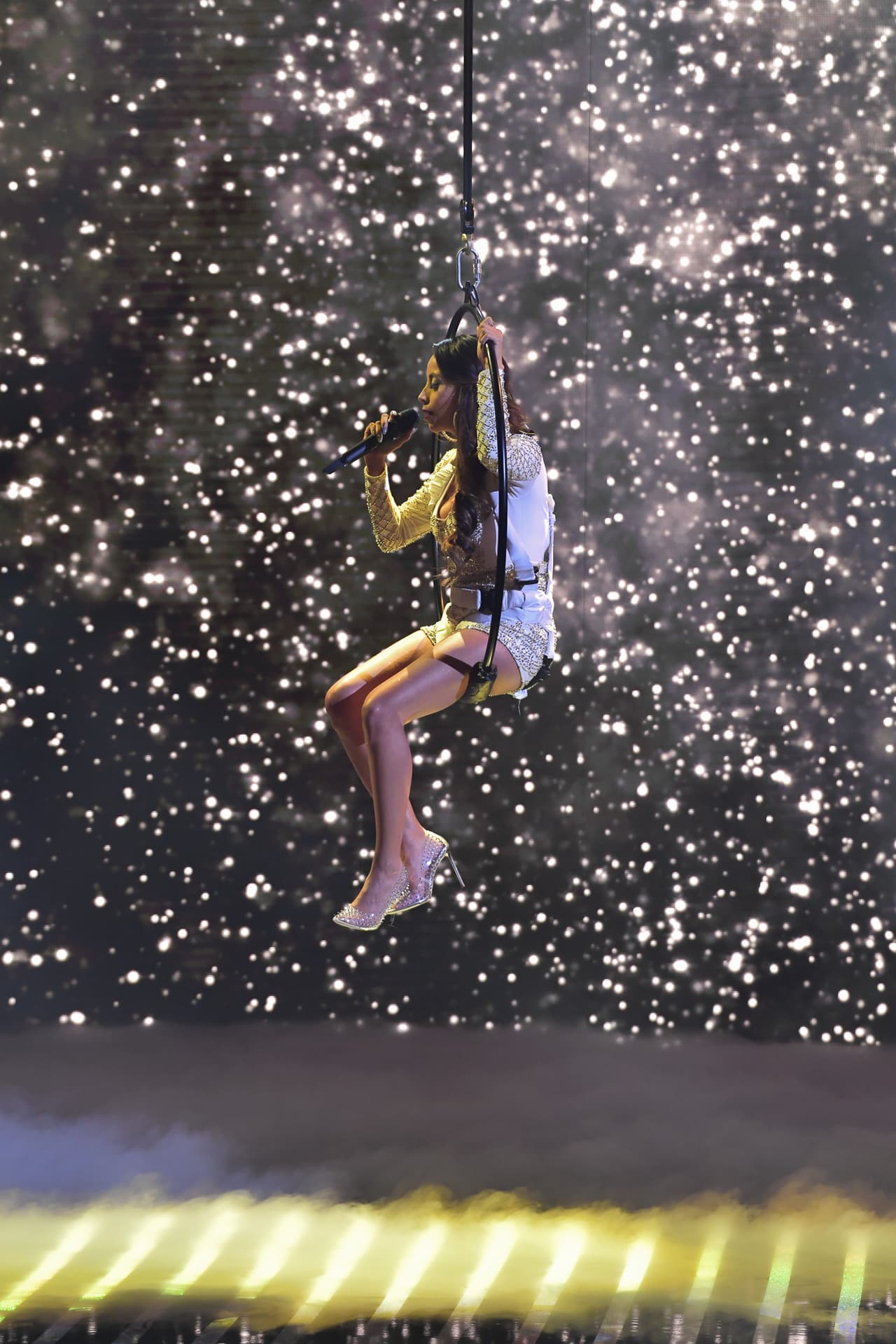 Sentada en un aro que bajó hasta dejarla en el centro del stage, la mexicana mostró que puede manejar la adrenalina.