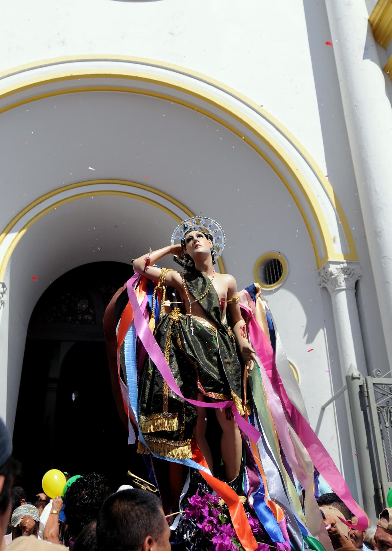 Curiosamente, también se considera a San Sebastián como santo patrono de los gays, quizá por ese mensaje de renovación tras el martirio o por su representación como un joven hermoso, semidesnudo, atravesado con flechas, una imagen que se ha convertido en referente para la comunidad LGBT.