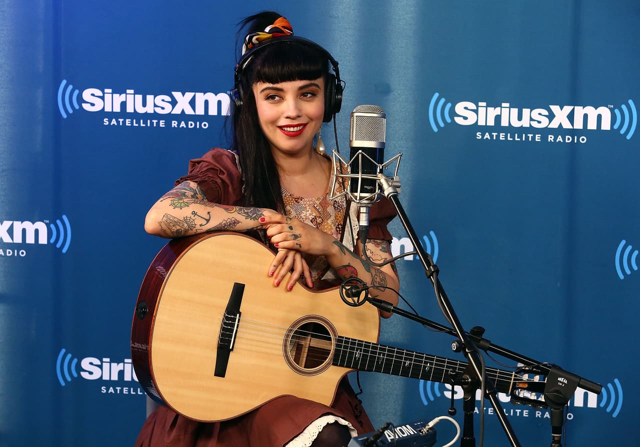 Cuando tenía 13 años, Mon Laferte comenzó a estudiar en el conservatorio de Viña del Mar, después siguió el camino de manera autodidacta y empezó a tocar en bares.