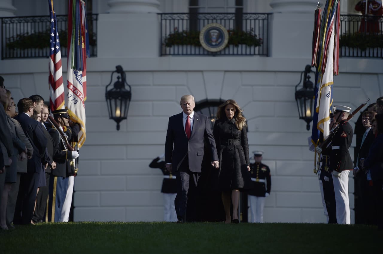 En la Casa Blanca, el presidente Donald Trump, la primera dama Melania Trump y su familia también rindieron homenaje a las víctimas del ataque.