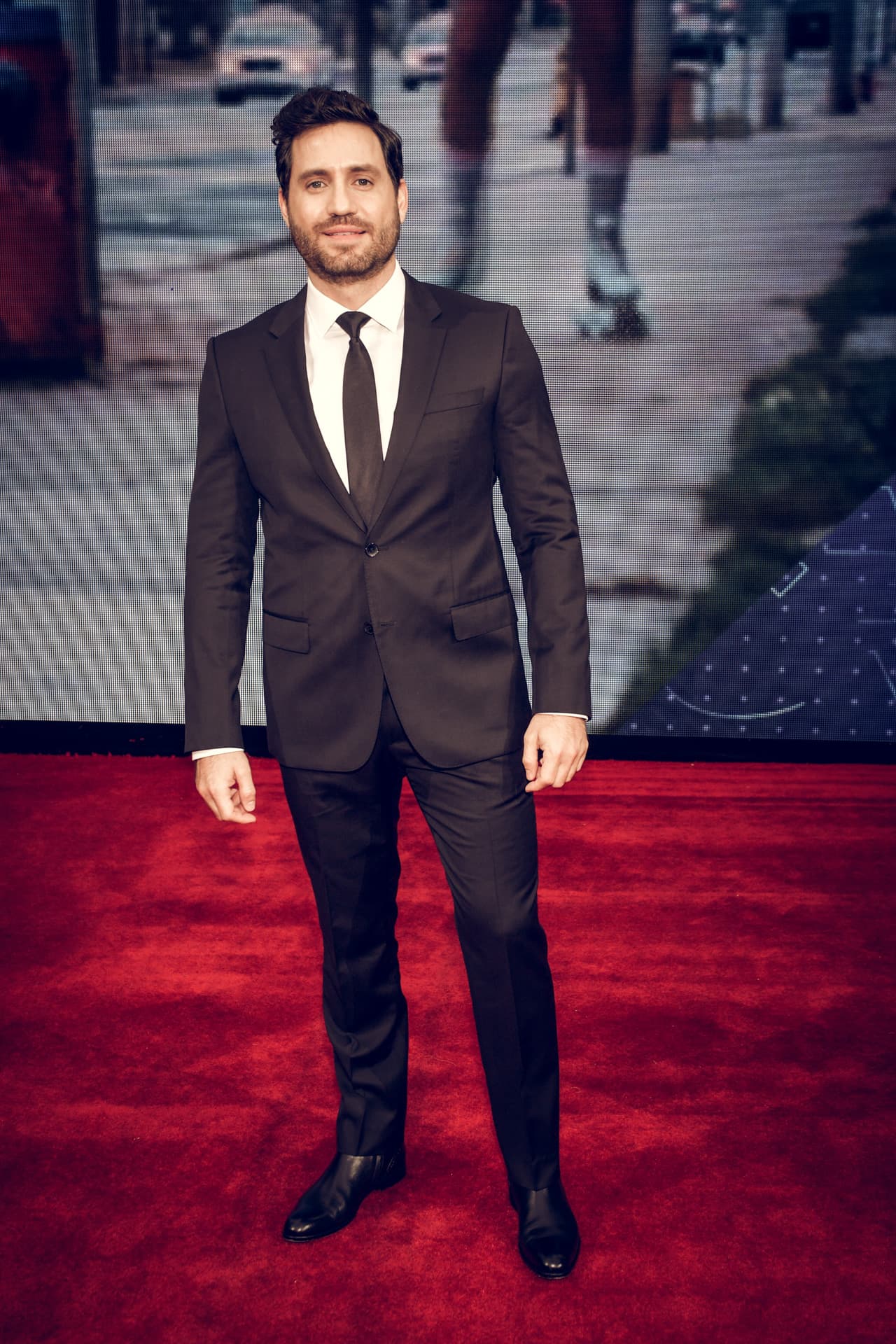 El actor venezolano Édgar Ramírez asistió a la gala con un look sobrio que complementó con botines de vestir.