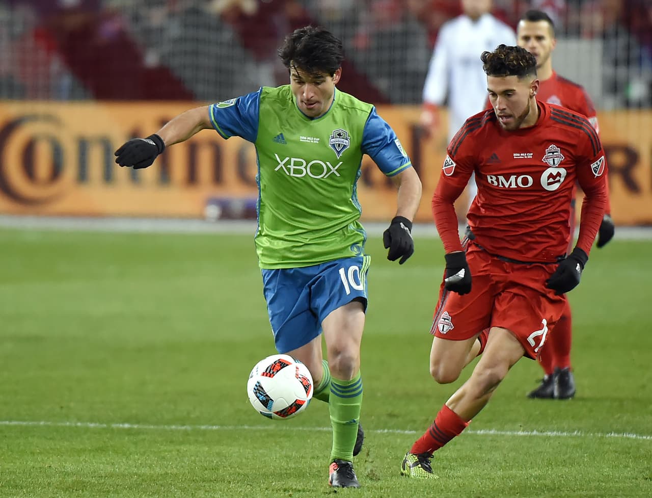 Nicolás Lodeiro se quita un rival durante la primera mitad de la gran final.