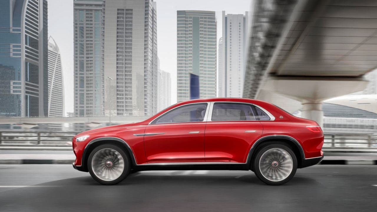 La inusual silueta del concepto Vision Mercedes-Maybach Ultimate Luxury SUV es extrañamente atractiva a pesar de tener un aspecto general
<b>regordete</b>, lo cual especialmente cierto para el cuarto trasero donde el volumen del maletero no se entiende tanto como en los sedanes regulares.