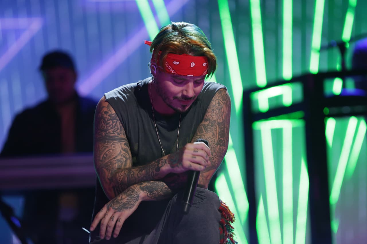 Al recibir su premio a Artista del Año, el cantante dio un discurso muy conmovedor; lo primero que hizo fue agradecerle a Dios "porque me da la oportunidad de ser artista" y a su mamá, quien siempre lo ha apoyado.