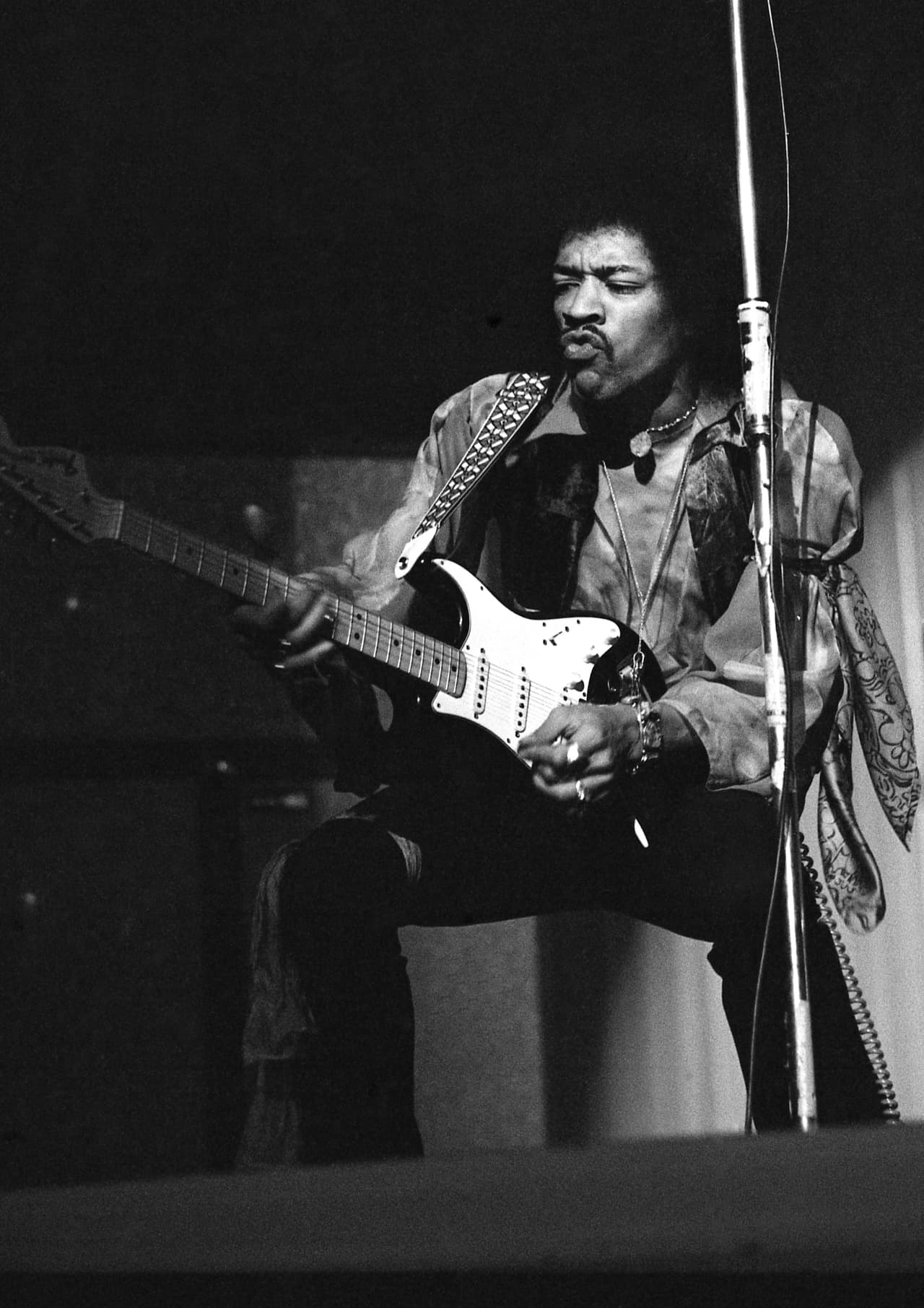 Cuando Mercury todavía era Farrokh Bulsara, tenía una fotografía de su ídolo Jimi Hendrix en el espejo de su habitación.