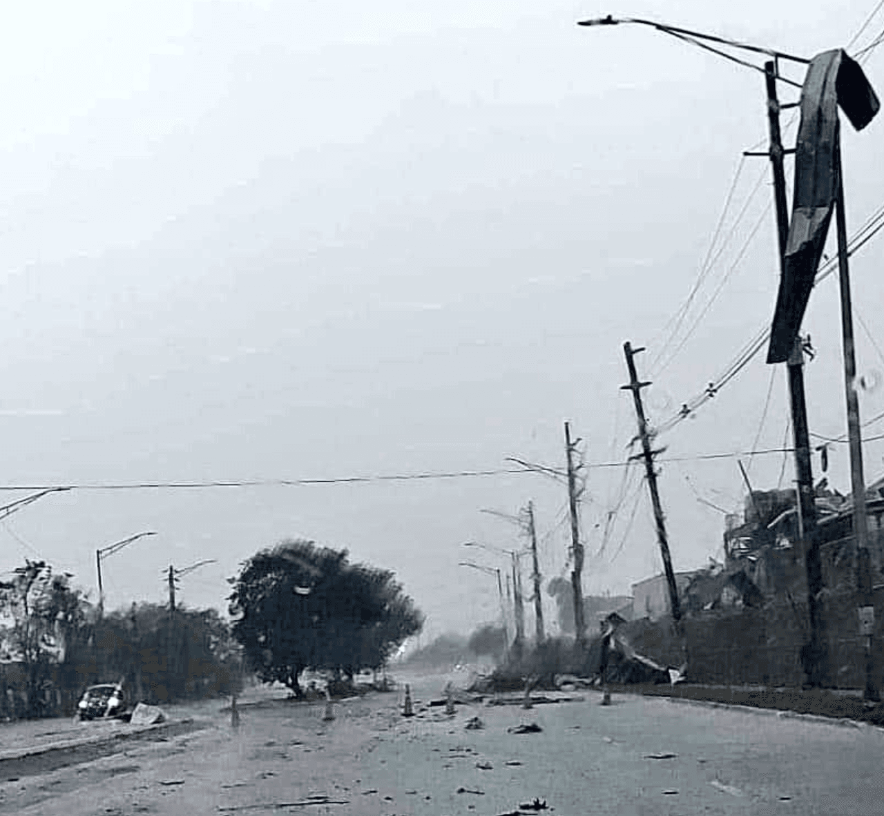 Los arecibeños, al igual que el resto de Puerto Rico, esperaban lluvias fuertes este fin de semana. También se había advertido que las condiciones en el mar estaban peligrosas para bañistas y pescadores. Lo que nadie anticipaba
<b><a href="https://www.univision.com/local/puerto-rico-wlii/arecibo-siente-el-azote-de-un-debil-tornado-que-tumbo-techos-postes-y-causo-multiples-danos-video" target="_blank">en 'La Villa del Capitán Correa' era un tornado</a></b>, cerca de las 3:00 de la tarde.