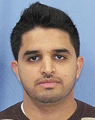 <h3 class="cms-H3-H3">Mohsin Zamir </h3>
<br>
<br>Nacido en Pakistán, este hombre de 36 años,
<a href="https://www.fbi.gov/wanted/known-bank-robbers/mohsin-zamir" target="_blank">utilizó agencias para conseguir empleo</a> y
<b>tiene antecedentes de haber trabajado como especialista en tecnologías de la información. </b>
<br>
<br>El pasado 8 de enero, Zamir y su compatriota Waqar Ghumman atracaron un banco a mano armada en Tonawanda,
<a href="https://www.univision.com/temas/nueva-york">Nueva York</a>.
<b> La agencia cree que ambos pudieran estar viajando, incluso a Pakistán. </b>
<br>