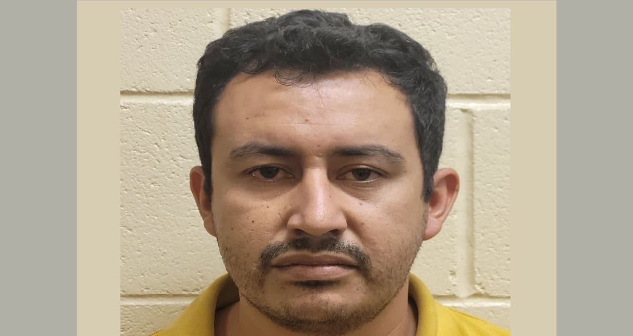 El miércoles pasado, Agentes detuvieron a siete migrantes, incluido Sergio Aguas Barba el miércoles pasado. El ciudadano mexicano recibió condenas por delitos graves relacionados con sexo con una menor de 3 años o más y cópula oral con una persona menor de 18 años. Enfrenta cargos penales.