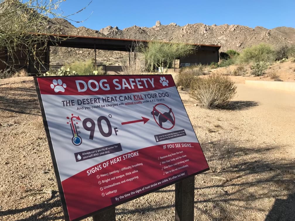 Cabe recordar que hay un gran recordatorio en Tom’s Thumb Trailhead, de que el calor puede ser fatal para las mascotas.