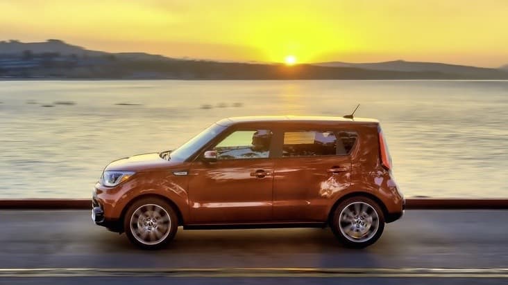 <b>4. Kia Soul 2017</b>: El cuadrado compacto de Kia regresa nuevamente a la lista de los más cool gracias a una afortunada combinación de estilo, versatilidad, espacio y la accesibilidad que su sorprendentemente bajo 
<b>precio inicial de 16,050 dólares</b> logra.
