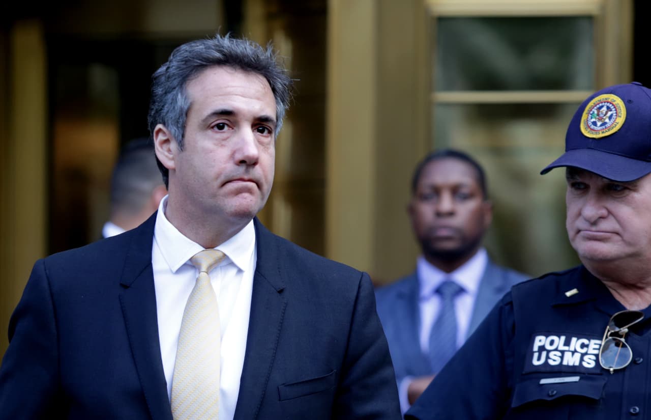 <b>Michel Cohen: el exabogado de confianza de Trump que mintió al Congreso. </b>Había dicho en 2017 que las conversaciones entre el equipo de Trump y Rusia para la construcción de un edificio en Moscú habían finalizado en enero de 2016. 
<a href="https://www.univision.com/noticias/politica/el-exabogado-de-trump-se-declarara-culpable-de-mentirle-al-congreso-en-la-investigacion-del-rusiagate">Un año después admitió que mintió al Congreso para "ocultar o minimizar" los vínculos de la Organización Trump con Rusia y que las negociaciones continuaron durante la campaña presidencial y las primarias.</a> De este modo, Cohen desbarata las reiteradas declaraciones de Trump de que no nunca tuvo intereses comerciales en Rusia cuando era candidato.