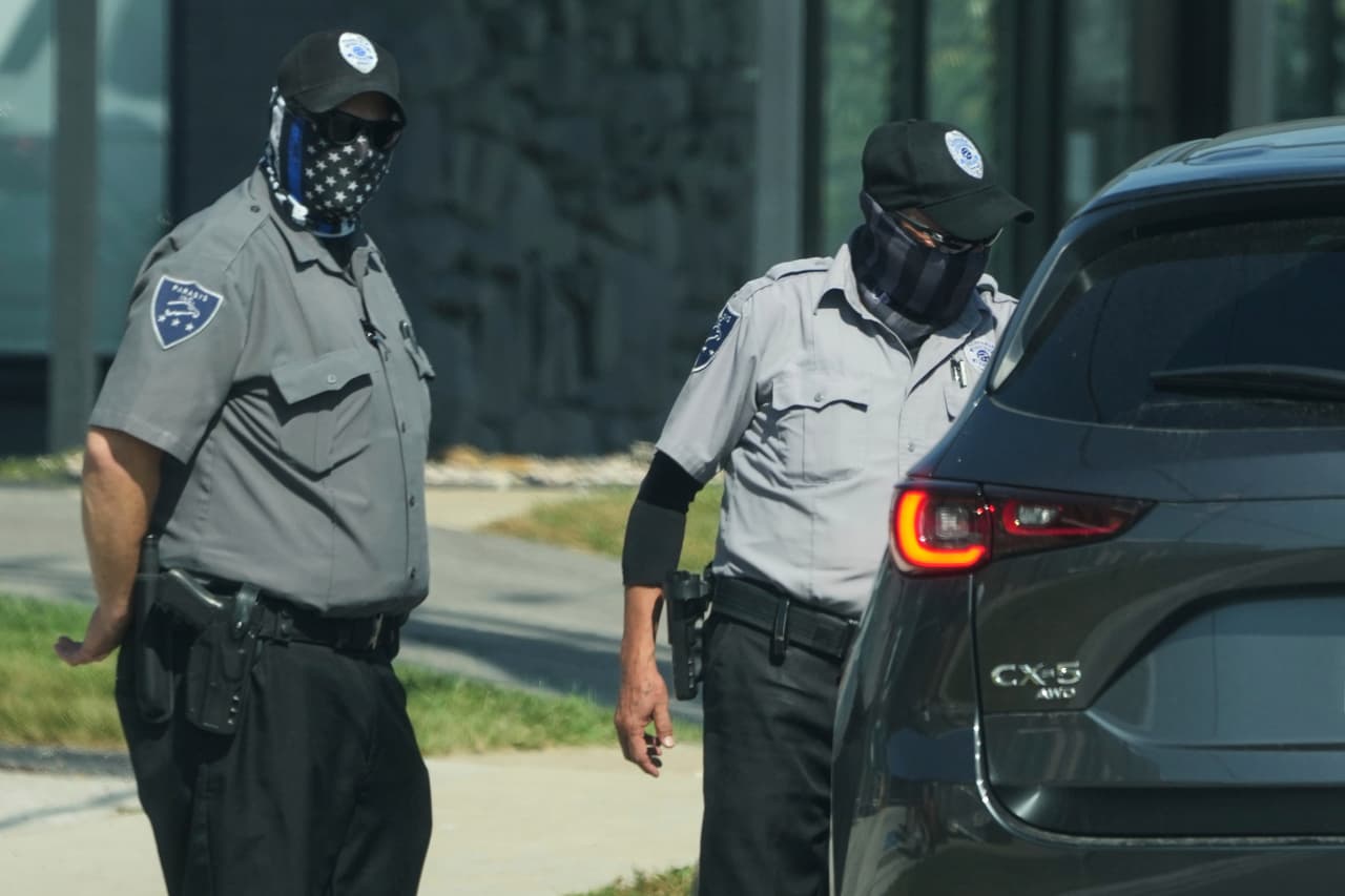 Choque que involucró a un auto de ICE en Chicago termina con un conductor detenido y una protesta