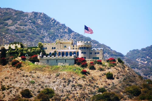 Así lucía el desaparecido 'Castillo Kashan' en el pico de una montaña de Malibu.