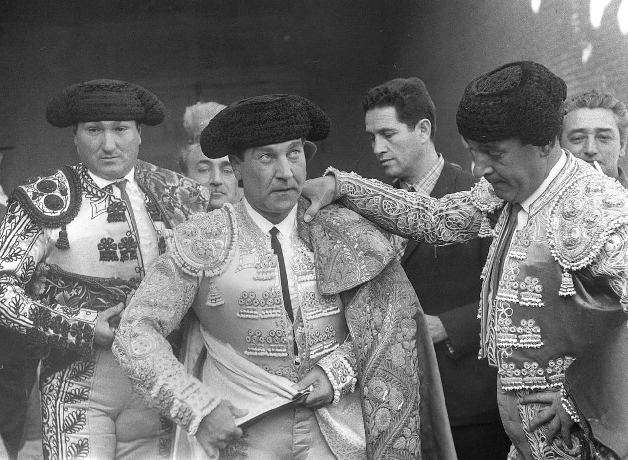 Antonio Mejías Jiménez 'Bienvenida' (centro). Murió el 7 de octubre de 1975, tres días después de haber sido cogido por la vaquilla 'Conocida' en una finca de El Escorial. El golpe le provocó una importante lesión vertebral. Se había retirado de los ruedos un año antes de su muerte.