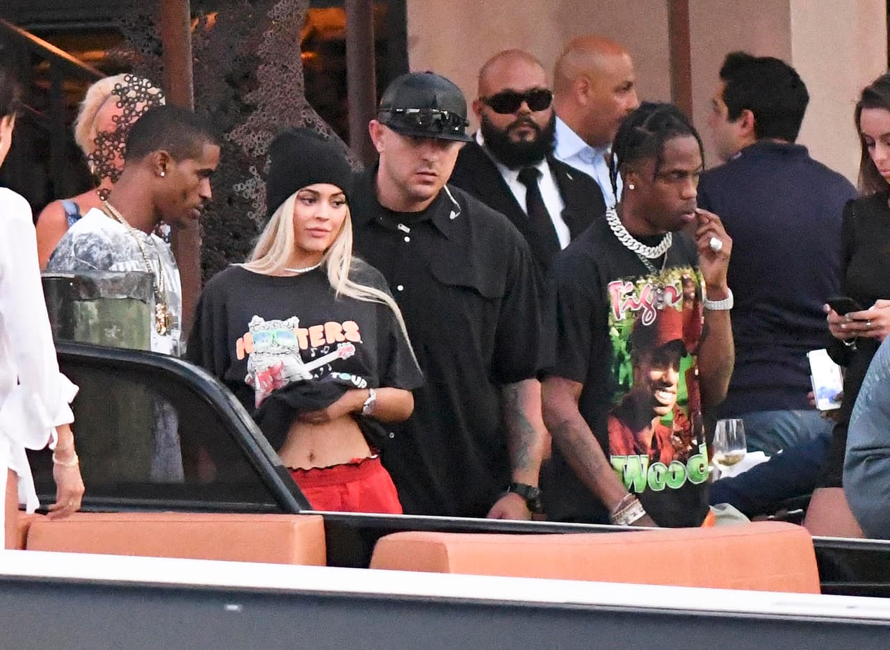 La relación tan cordial entre el músico y la empresaria ha causado algunas dudas en el clan Kardashian Jenner, especialmente a
<b> <a href="https://www.univision.com/temas/kim-kardashian">Kim Kardashian.</a></b>
<br>