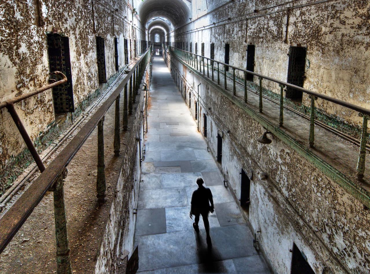 <b><a href="https://www.easternstate.org/">Eastern State Penitentiary (Filadelfia)</a></b>. Los espíritus persistentes de los presos anteriores aparentemente rondan los bloques de celdas de la Penitenciaría del Estado del Este. El Monumento Histórico Nacional de casi 200 años de antigüedad ofrece recorridos diurnos, o las almas valientes pueden inscribirse en recorridos nocturnos a través de los bloques de celdas oscuros y abandonados.
<br>
<br>
<b><a href="https://goo.gl/maps/zzaKkUJ7wd4QkTUM8">Cómo llegar</a></b>