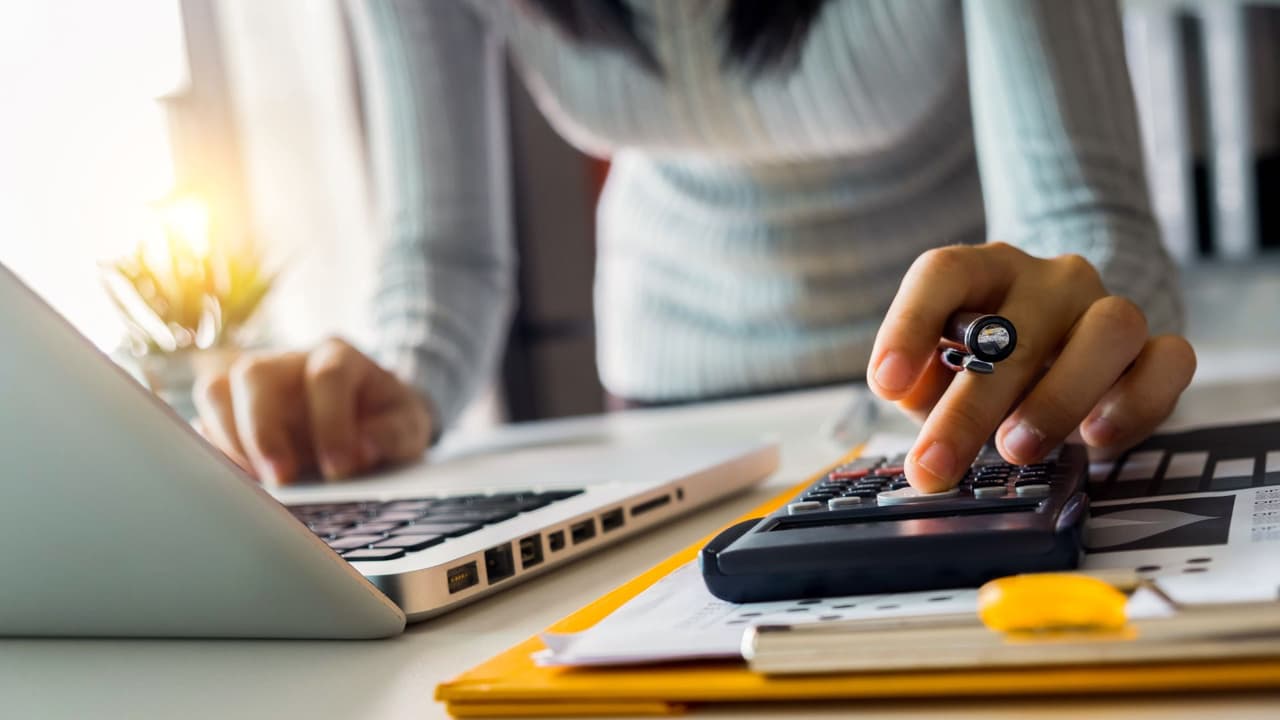 <h3 class="cms-H3-H3">Impuestos: la realidad detrás del cheque </h3>
<br>
<b>El premio que aparece en los titulares nunca es el que llega a la cuenta.</b> La lotería descuenta de entrada un 24% federal, y al final la tasa puede subir hasta el 37% según ingresos. 
<b>Si el ganador no es residente, la retención suele ser del 30%. </b>
<br>A esto hay que sumar los impuestos estatales: algunos, como Nueva York, cobran bastante; otros, como Texas o Florida, no cobran nada. 
<br>El resultado es que 
<b>casi la mitad del premio se esfuma en retenciones. </b>La cifra sigue siendo gigantesca, pero es mejor entrar sabiendo la verdad.