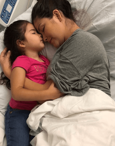 Aunque Ana Patricia quisiera que el tiempo no pase tan rápido, también siente una gran alegría de ver a su hija aprendiendo tantas cosas.