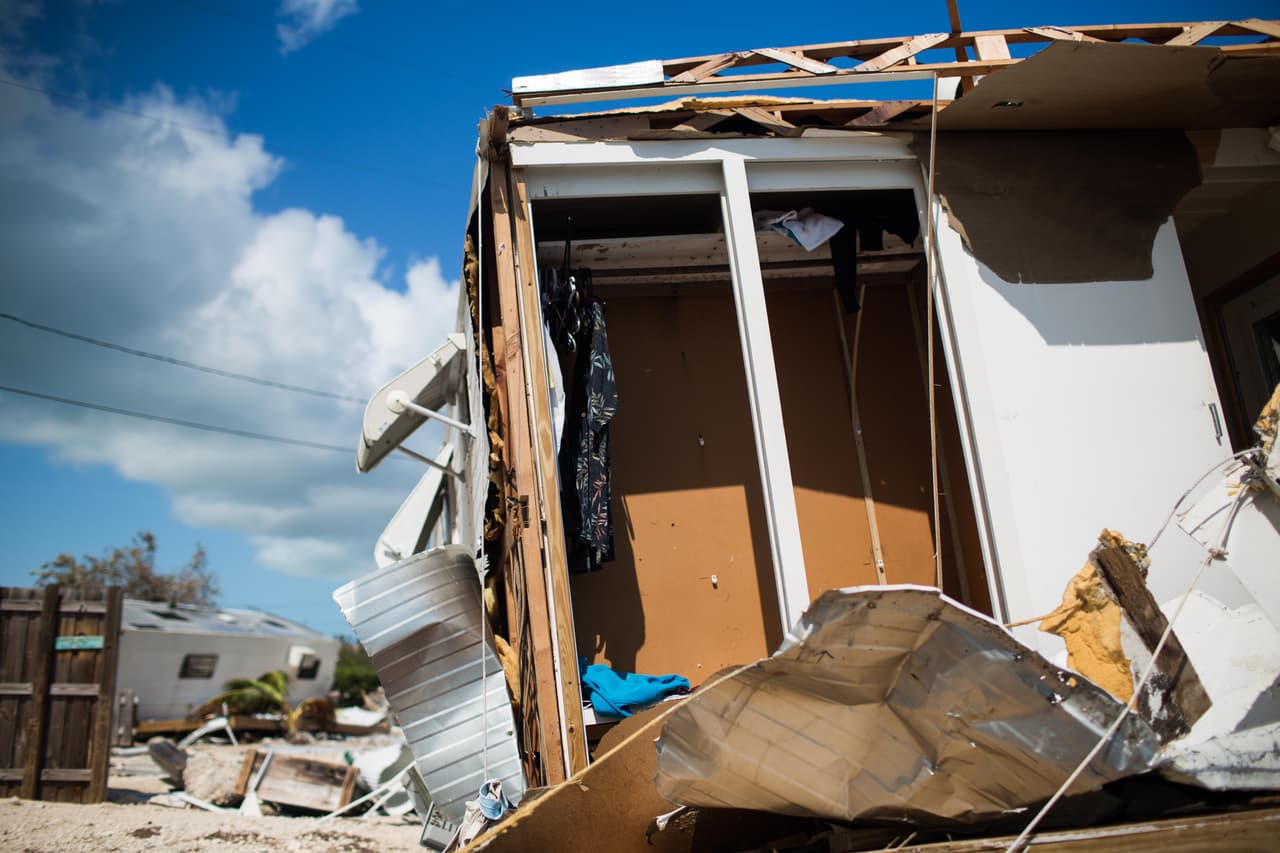 Unas camisas colgadas en el que era un armario de una casa destripada en Plantation Key, Florida. Almudena Toral/Univision Digital
