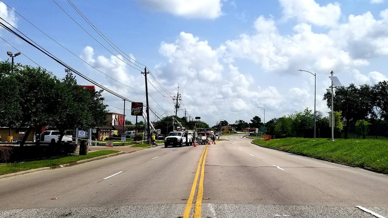 Cierran vía al sureste de Houston tras el reporte de una fuga de gas