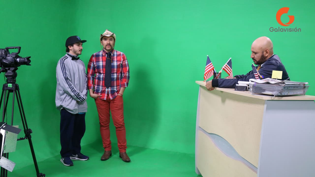 Luis Manuel Ávila y Miguel Pérez esperando las indicaciones del director.