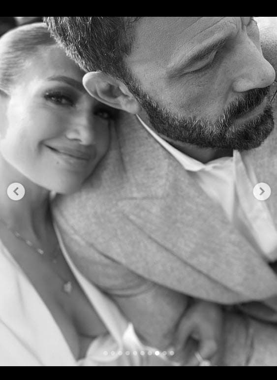 La actriz también publicó una foto con el nuevo 'tatoo' de su marido.
<br>