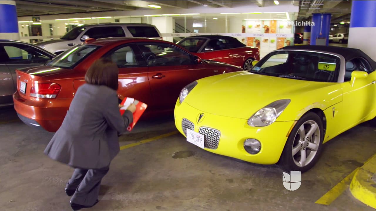 Así es, usó un automóvil de la empresa y un golpe la delata.