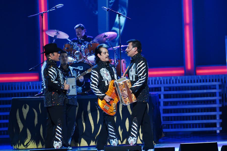 Como parte de las últimas presentaciones de la decimonovena edición de Premio Lo Nuestro, Los Tigres del Norte cantaron 'Señor locutor' y 'Detalles'. Estuvieron nominados a Grupo del Año en la categoría Regional Mexicana y al premio Artista Norteño del Año pero perdieron ambos contra Intocable.