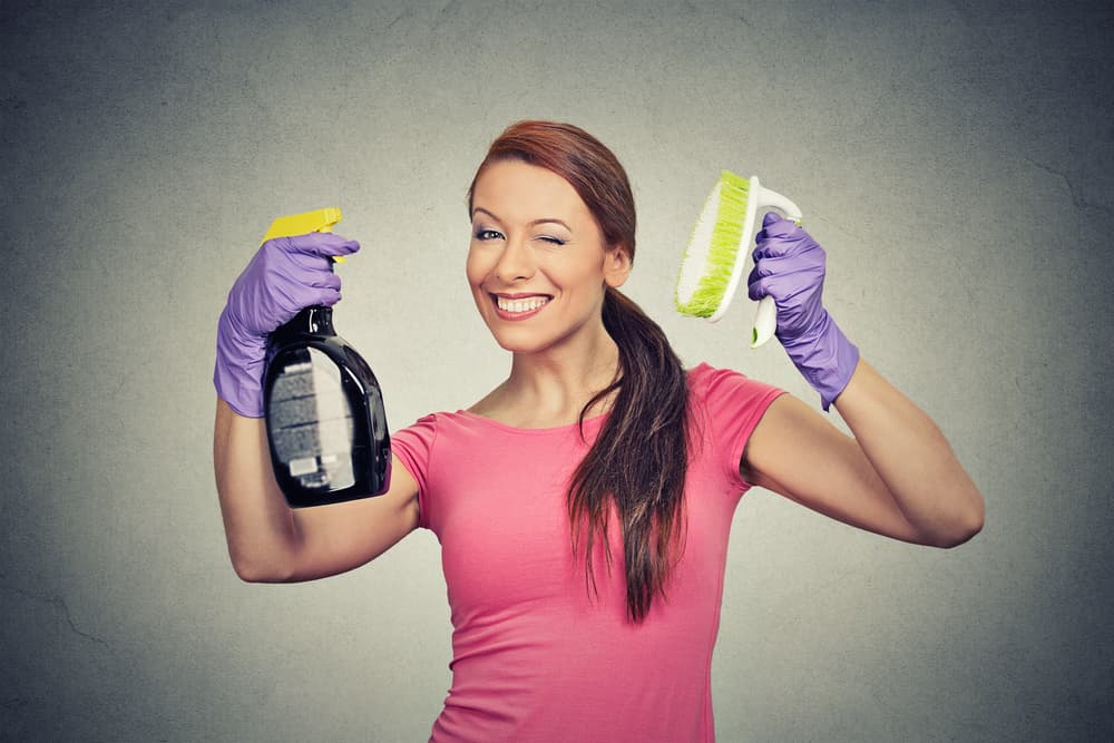 Cuando se trata de quehacer del hogar puedes salir corriendo o enfrentar el problema con la frente y los artículos de limpieza muy en alto.