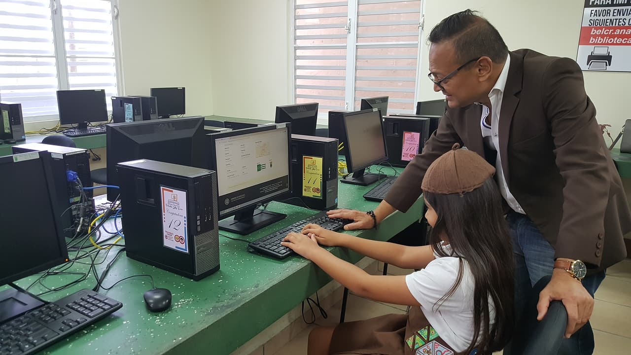 La biblioteca está ubicada en la calle San Antonio al lado de la plaza pública.