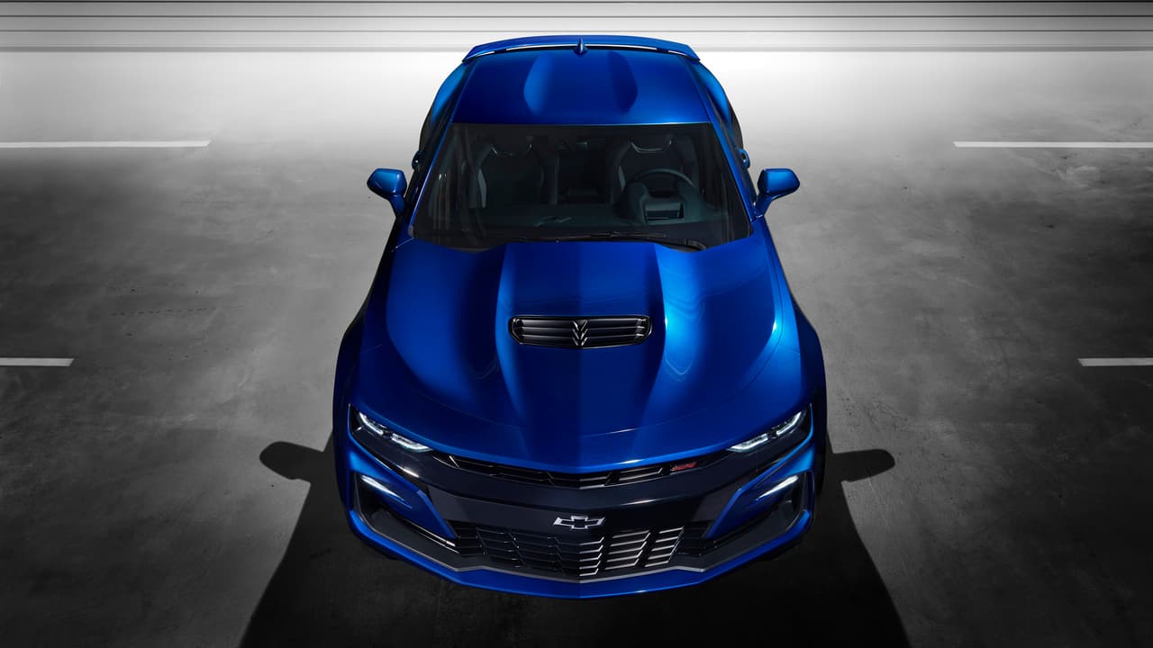 El 
<b>motor V8 del Camaro SS,</b> que al parecer no tienen modificaciones en cuanto a potencia, sí tiene cambios en la transmisión, ya que ahora se incorpora una automática 10L80 de 10 velocidades (la misma que el Camaro ZL1) con paletas detrás del volante.