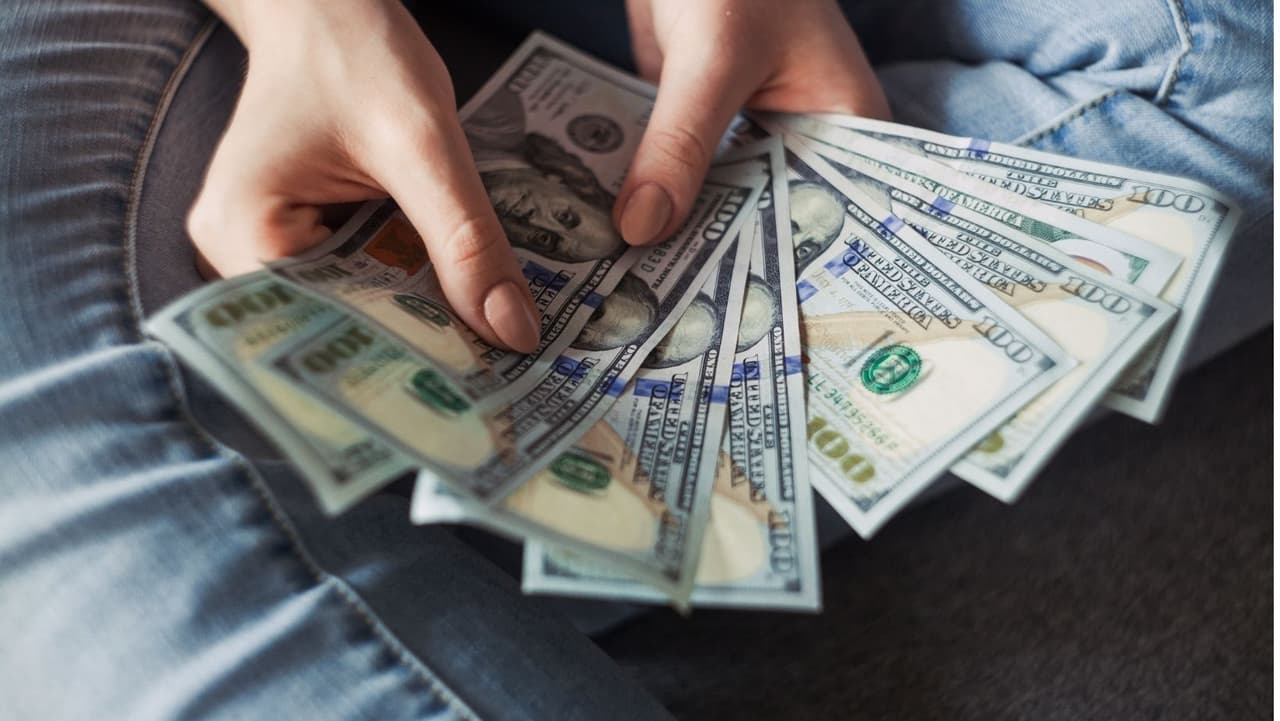 Un
<b>certificado de depósito</b> (CD) le generará intereses más altos. Sin embargo, los
<b>CD tienen tasas de vencimiento fijas</b>. Eso significa que si coloca su dinero en un CD de cinco años, no puede acceder a él antes o podría enfrentar multas y tarifas. Tampoco puede agregar dinero a un CD.
<br>